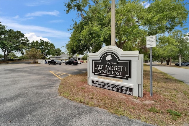 community sign featuring uncovered parking