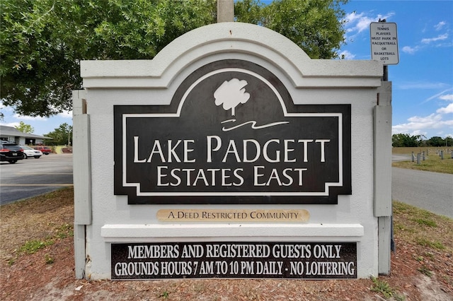 view of community / neighborhood sign