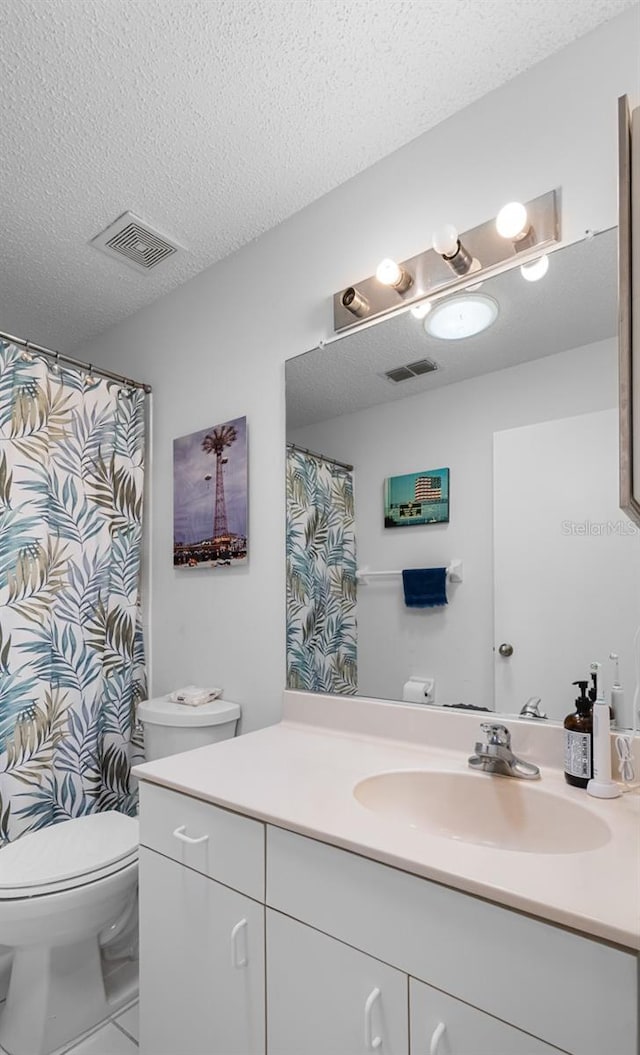 2413 Oxford Down Ct Unit 58, Sun City Center, FL 33573 - full bathroom featuring vanity, toilet, a textured ceiling, and curtained shower