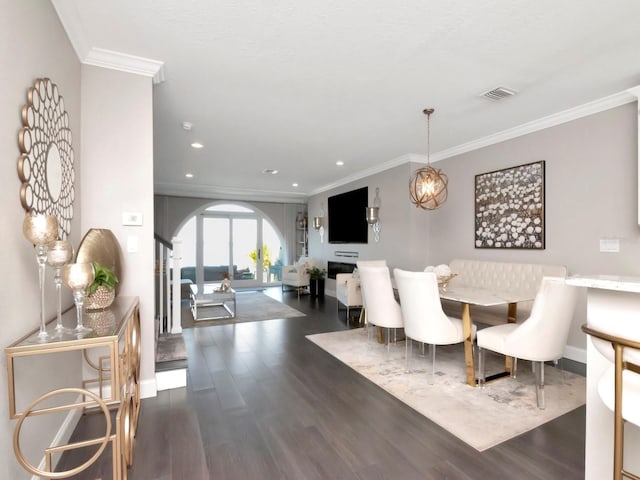2807 W Hawthorne Rd Unit 11, Tampa, FL 33611 - dining space featuring arched walkways, ornamental molding, dark wood-style floors, recessed lighting, and baseboards