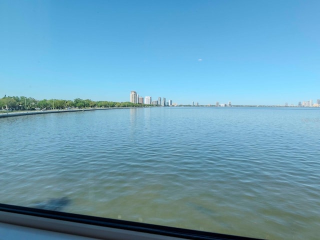 2807 W Hawthorne Rd Unit 11, Tampa, FL 33611 - water view featuring a skyline view