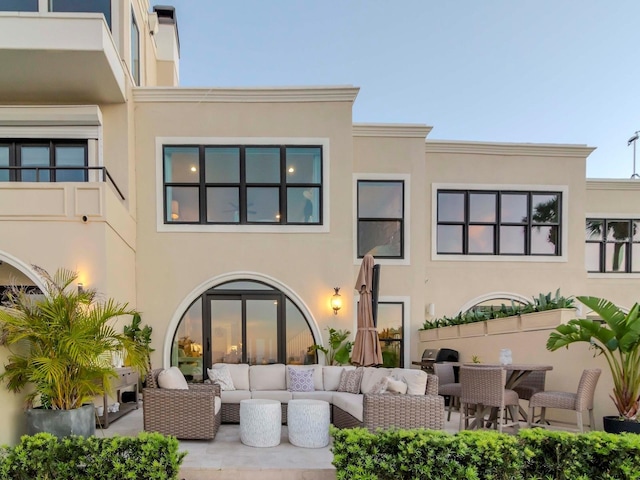 2807 W Hawthorne Rd Unit 11, Tampa, FL 33611 - back of property with an outdoor living space, stucco siding, and a patio area