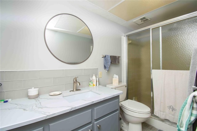 full bathroom with a shower stall, toilet, vanity, and decorative backsplash