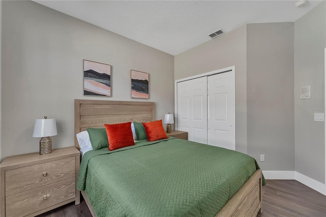 1530 The Oaks Blvd, Kissimmee, FL 34746 - bedroom with dark wood-style floors, baseboards, and a closet