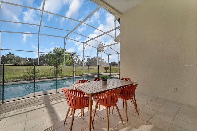 1530 The Oaks Blvd, Kissimmee, FL 34746 - view of patio / terrace featuring glass enclosure, a pool with connected hot tub, and outdoor dining space