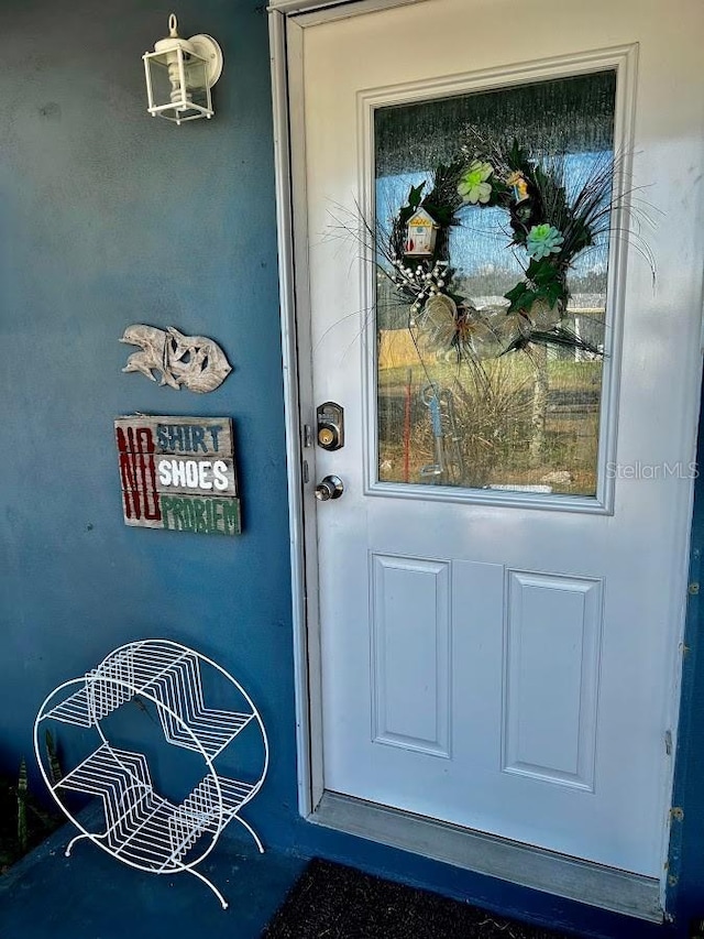 view of exterior entry with stucco siding