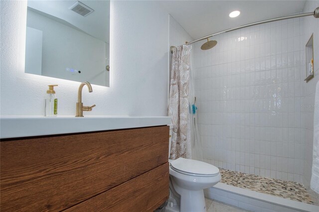 2870 Rampart Cir, Clearwater, FL 33761 - full bath featuring toilet, a tile shower, vanity, and recessed lighting