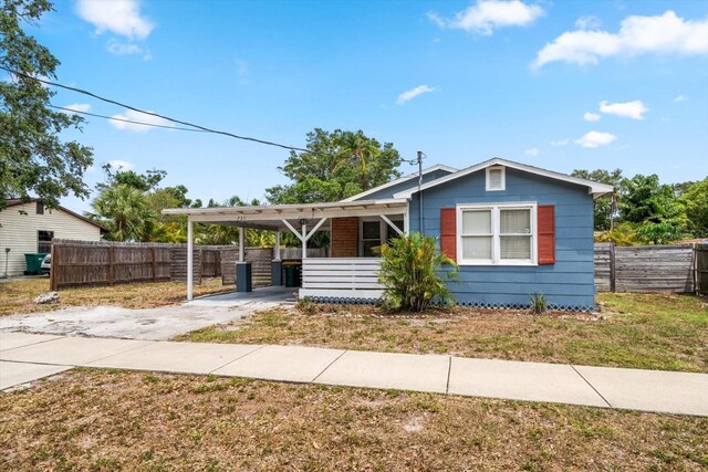 view of front facade featuring driveway and a carport