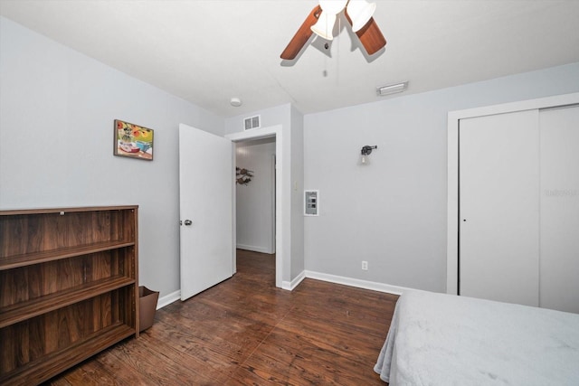 bedroom featuring wood finished floors, baseboards, a closet, and a ceiling fan