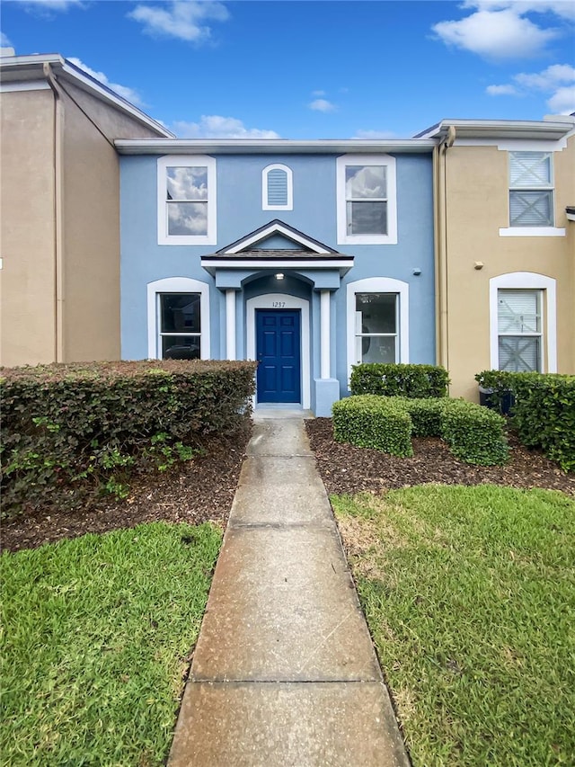 townhome / multi-family property featuring stucco siding