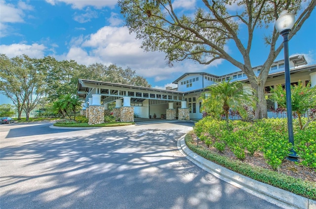 view of front of property with driveway