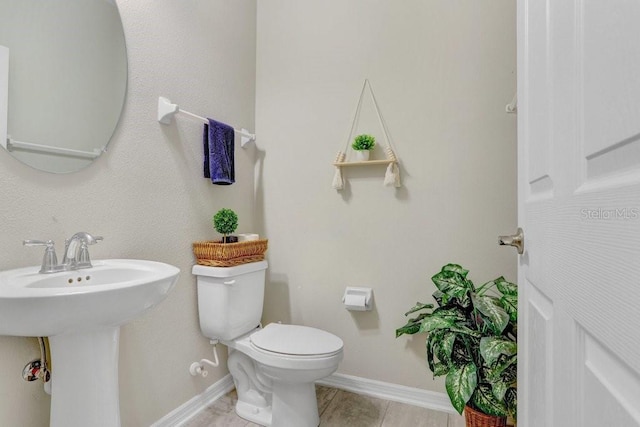 29901 Southwell Ln, Wesley Chapel, FL 33543 - bathroom featuring toilet, a sink, baseboards, and tile patterned flooring