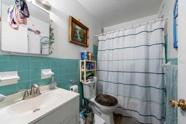 8305 75th Pl, Seminole, FL 33777 - full bath with toilet, a shower with shower curtain, and vanity