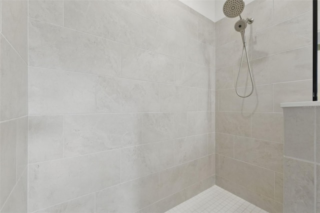full bathroom featuring a tile shower