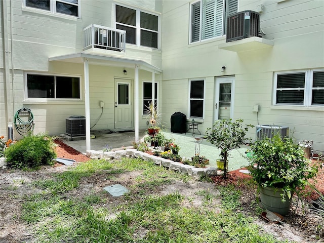 2293 Swedish Dr Unit 11, Clearwater, FL 33763 - doorway to property featuring a patio, cooling unit, and a balcony