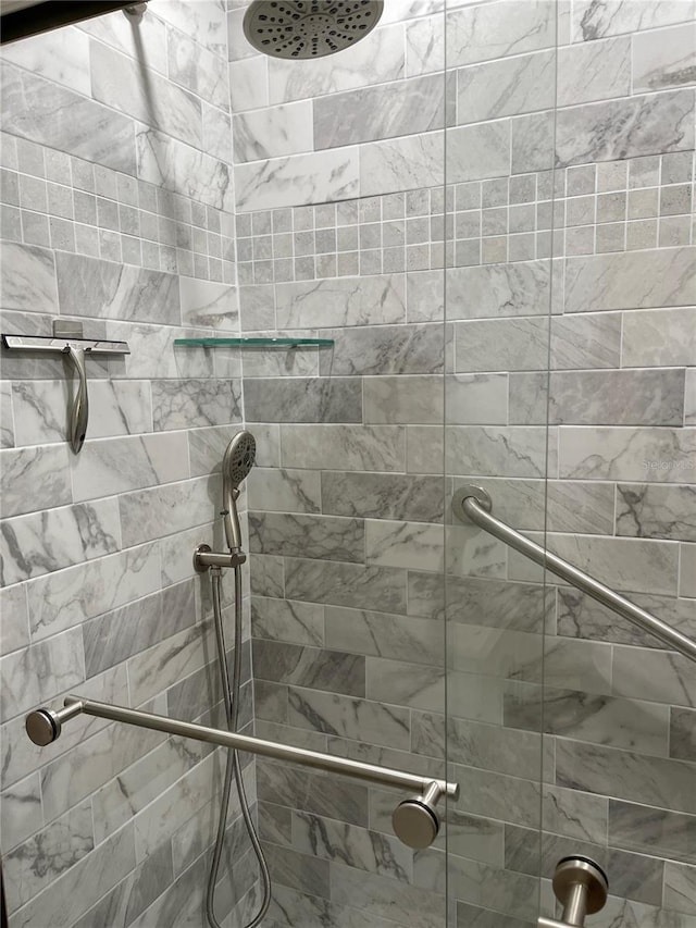 2293 Swedish Dr Unit 11, Clearwater, FL 33763 - bathroom featuring tiled shower