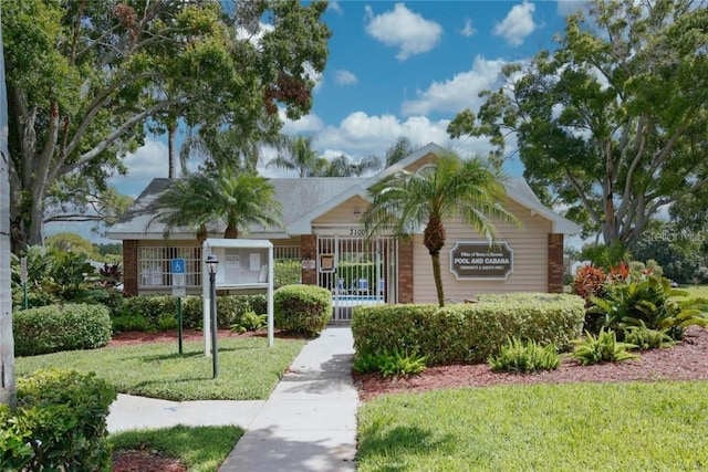 view of front of house featuring a front lawn and brick siding