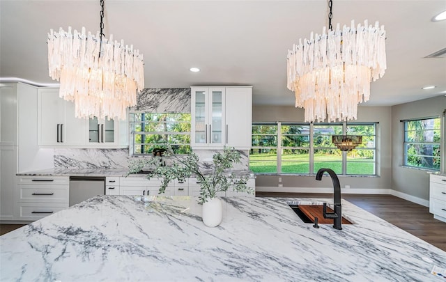 dining space featuring a chandelier, recessed lighting, dark wood-style flooring, and baseboards