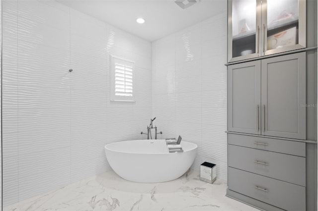 21642 Emory Oak Pl, Land O Lakes, FL 34637 - full bath featuring marble finish flooring, a soaking tub, and recessed lighting