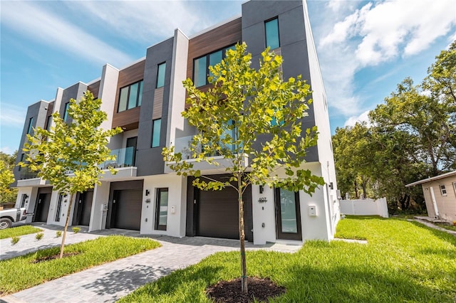 607 W Euclid Ave Unit 3, Tampa, FL 33602 - contemporary house with a garage, stucco siding, a front yard, and driveway
