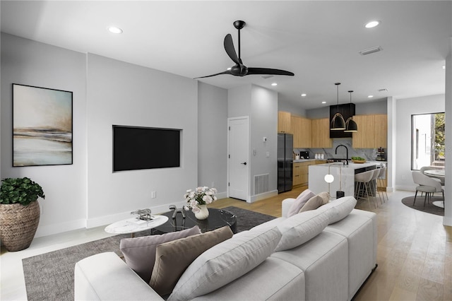 607 W Euclid Ave Unit 3, Tampa, FL 33602 - living area with ceiling fan, recessed lighting, baseboards, and light wood finished floors