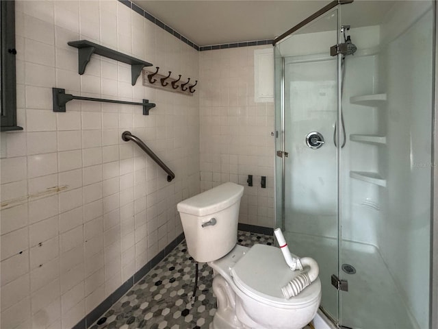 13326 1st St E, Madeira Beach, FL 33708 - full bathroom featuring a stall shower, tile walls, toilet, and tile patterned flooring
