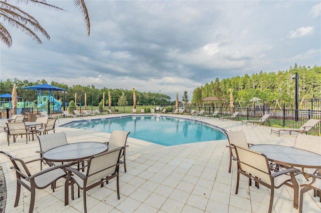 32242 Summerglade Dr, Wesley Chapel, FL 33545 - community pool with fence and a patio area