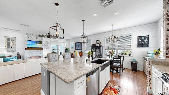 5040 Inshore Landing Dr, Apollo Beach, FL 33572 - kitchen with stainless steel appliances, a chandelier, light wood-style floors, a sink, and plenty of natural light
