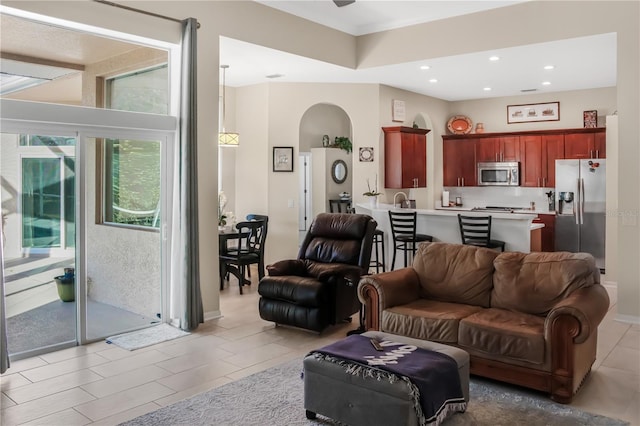 7533 Dunbridge Dr, Odessa, FL 33556 - living area featuring arched walkways, recessed lighting, and ceiling fan