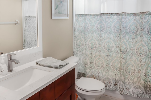 7533 Dunbridge Dr, Odessa, FL 33556 - bathroom featuring toilet, vanity, and a shower with shower curtain
