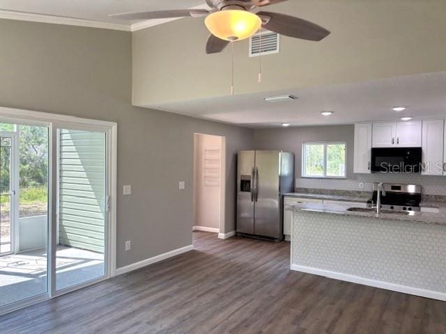 6952 W Barbara Ann Ln, Homosassa, FL 34446 - kitchen with appliances with stainless steel finishes, a sink, baseboards, dark wood-type flooring, and ceiling fan