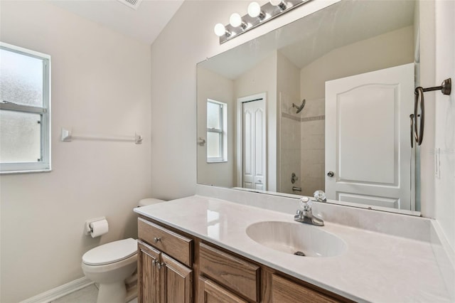 full bathroom featuring toilet, a shower, vanity, and baseboards