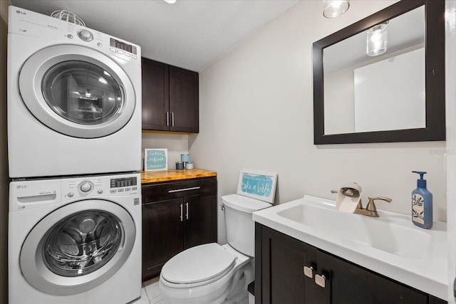 2626 2nd Ct, Palm Harbor, FL 34684 - half bath featuring stacked washer and clothes dryer, toilet, and vanity