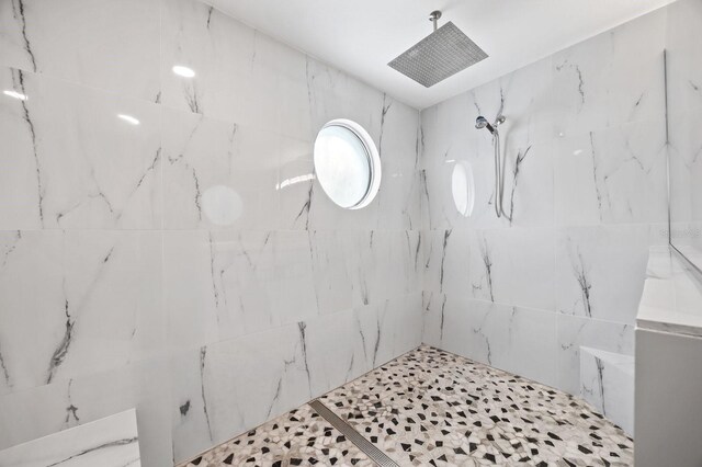 9722 Tiffany Oaks Ln, Tampa, FL 33612 - full bath with a marble finish shower