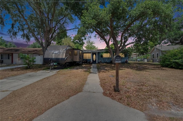 ranch-style house featuring driveway