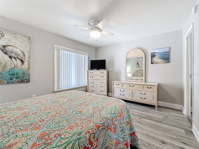 bedroom featuring light wood-style floors, baseboards, and a ceiling fan