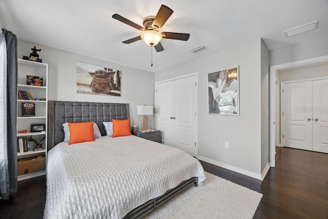 bedroom featuring wood finished floors, baseboards, a ceiling fan, and a closet
