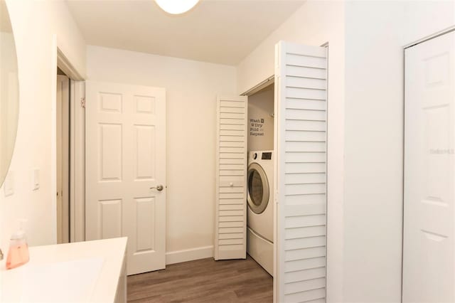 781 Little Pine Dr, South Daytona, FL 32119 - laundry area featuring dark wood finished floors, washer / dryer, and baseboards
