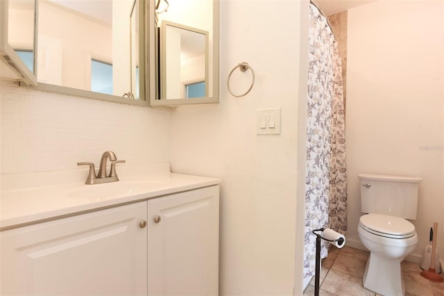 781 Little Pine Dr, South Daytona, FL 32119 - full bath with toilet, tasteful backsplash, vanity, and curtained shower