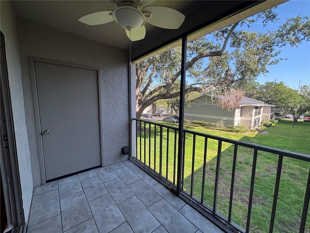 14446 Reuter Strasse Cir Unit 3, Tampa, FL 33613 - unfurnished sunroom featuring a ceiling fan