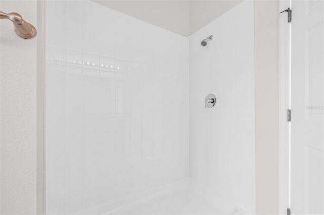 bathroom featuring tiled shower