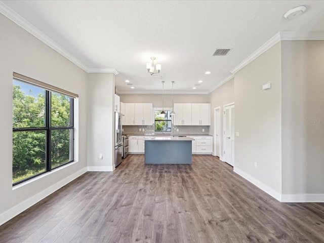 946 Highland Ave Unit 24, Dunedin, FL 34698 - kitchen featuring a chandelier, stainless steel refrigerator with ice dispenser, baseboards, ornamental molding, and recessed lighting