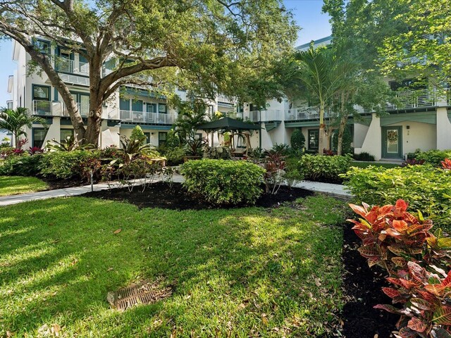 946 Highland Ave Unit 24, Dunedin, FL 34698 - surrounding community with a lawn
