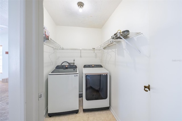 1426 Buckner Rd, Valrico, FL 33596 - laundry area with washing machine and dryer, baseboards, and a textured ceiling