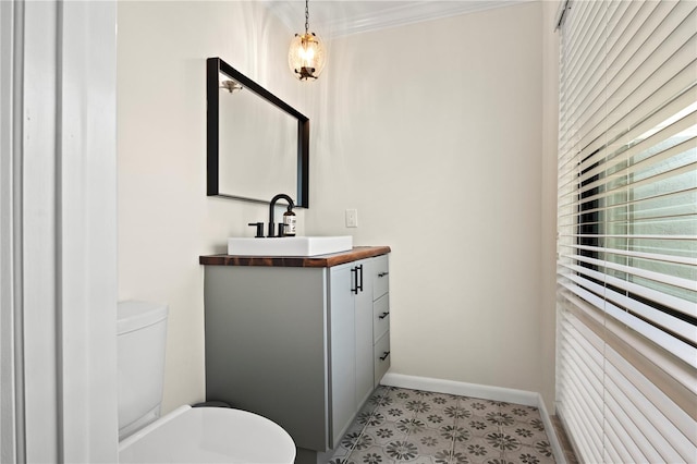 4009 Carrollwood Village Dr, Tampa, FL 33618 - half bath featuring toilet, vanity, baseboards, and crown molding