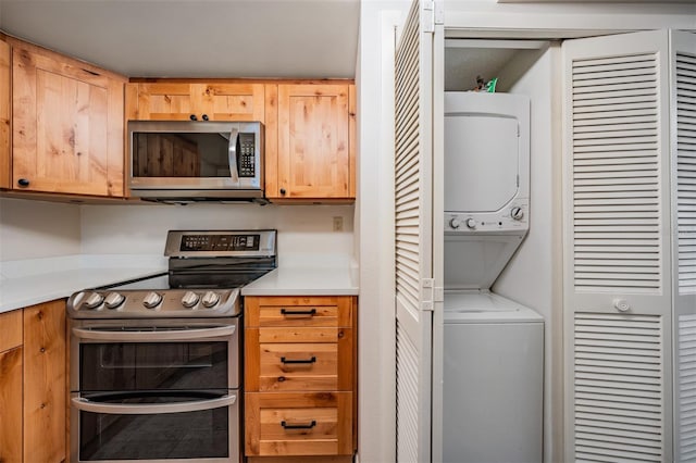 11440 Harbor Way Unit 5009, Largo, FL 33774 - kitchen featuring appliances with stainless steel finishes, stacked washer and clothes dryer, light countertops, and light brown cabinetry