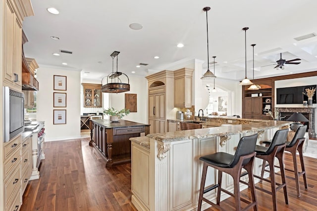 17129 Breeders Cup Dr, Odessa, FL 33556 - kitchen featuring cream cabinetry, a sink, a ceiling fan, recessed lighting, and a spacious island