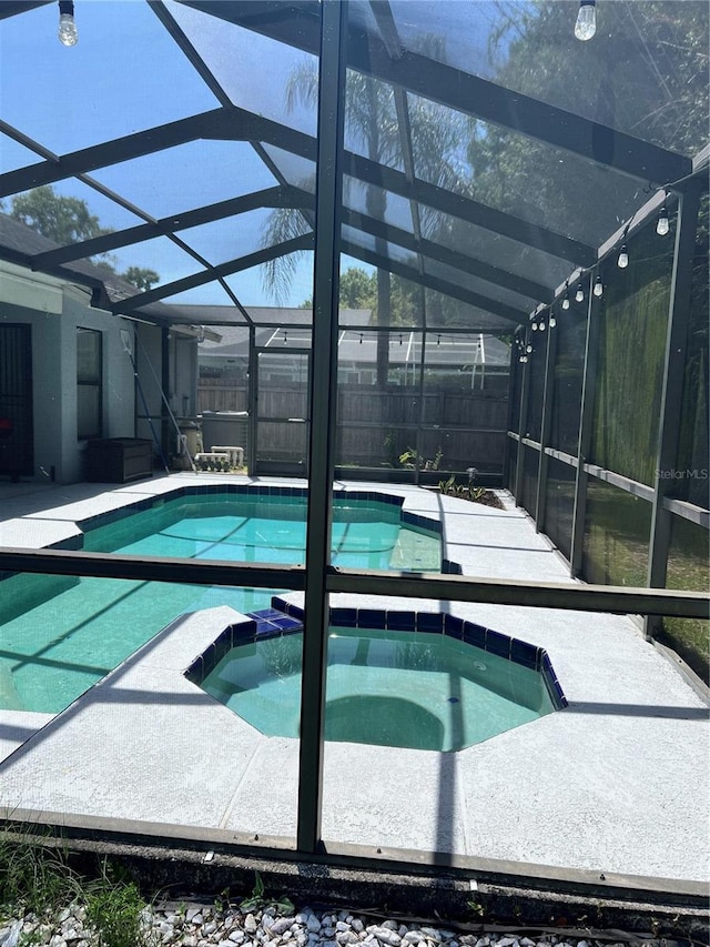 9220 Dayflower Dr, Tampa, FL 33647 - view of pool with an in-ground hot tub, a fenced backyard, a lanai, and a patio