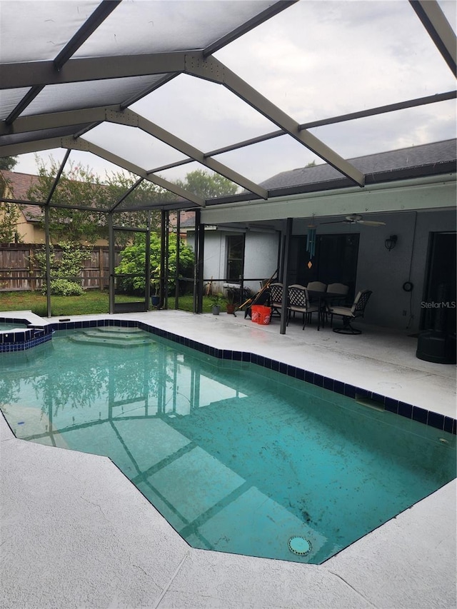 9220 Dayflower Dr, Tampa, FL 33647 - view of swimming pool with a patio area, a pool with connected hot tub, glass enclosure, fence, and ceiling fan