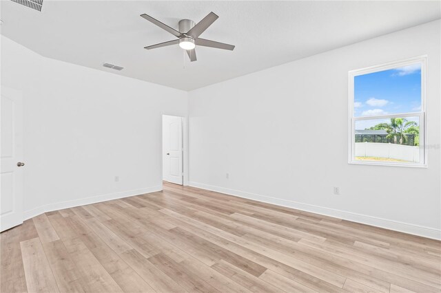 unfurnished room featuring light wood-style flooring, a ceiling fan, and baseboards